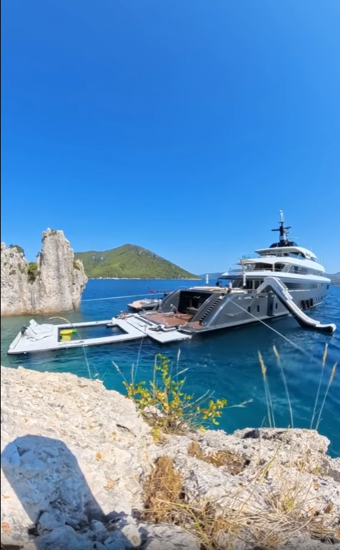 @ motoryachtloon ·  Another incredible timelapse of Loon pulling up to a stern tie in Ston, Croatia,